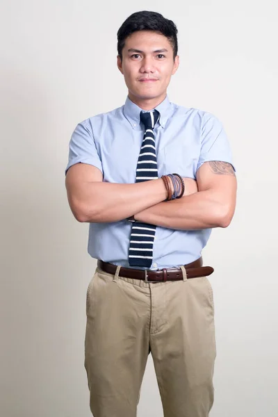 Estúdio Tiro Jovem Empresário Filipino Bonito Contra Fundo Branco — Fotografia de Stock