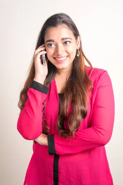 Студийный Снимок Молодой Красивой Индийской Предпринимательницы Белом Фоне — стоковое фото