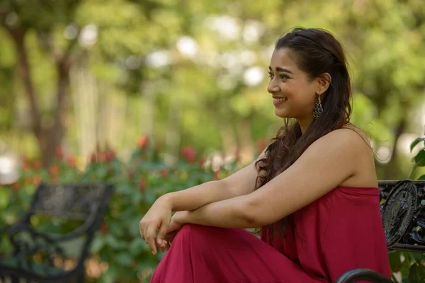 Retrato Jovem Bela Mulher Indiana Relaxante Parque Livre — Fotografia de Stock