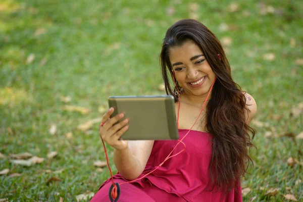 Retrato Una Joven Hermosa Mujer India Relajándose Parque Aire Libre —  Fotos de Stock