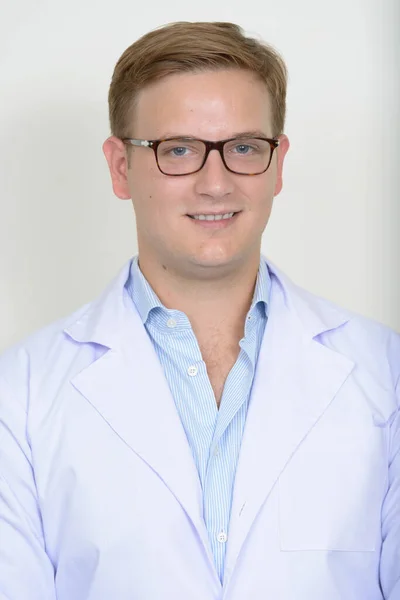 Estúdio Tiro Homem Médico Com Cabelo Loiro Contra Fundo Branco — Fotografia de Stock