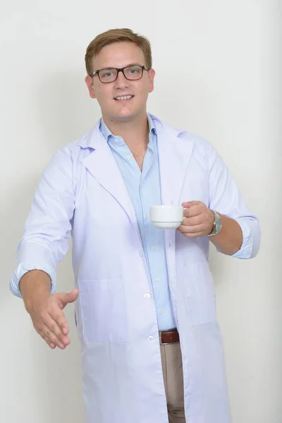 Estúdio Tiro Homem Médico Com Cabelo Loiro Contra Fundo Branco — Fotografia de Stock