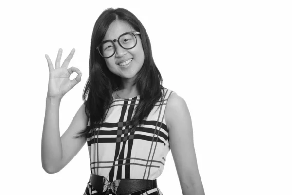黒と白の白を背景に隔離された若い美しいアジアの実業家のスタジオショット — ストック写真