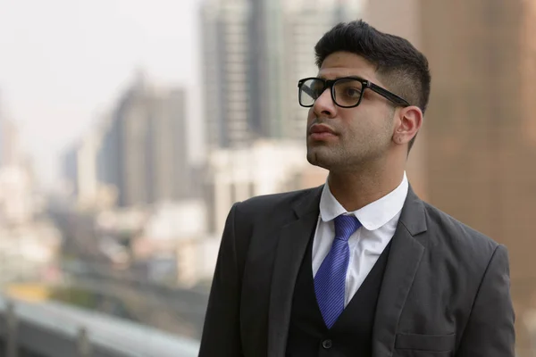 Porträt Eines Jungen Gut Aussehenden Indischen Geschäftsmannes Gegen Den Blick — Stockfoto