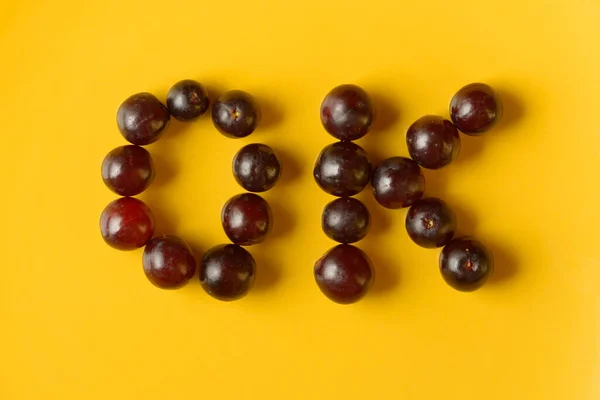 Portrait Sign Made Grapes Yellow Background — Stock Photo, Image