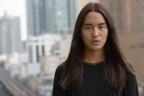 Portrét Mladého Asijského Muže Dlouhými Vlasy Proti Pohledu Město Venku — Stock fotografie