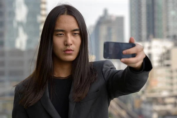 Retrato Joven Empresario Asiático Con Pelo Largo Usando Traje Contra —  Fotos de Stock