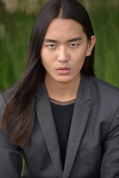 Portrait Jeune Homme Affaires Asiatique Aux Cheveux Longs Portant Costume — Photo