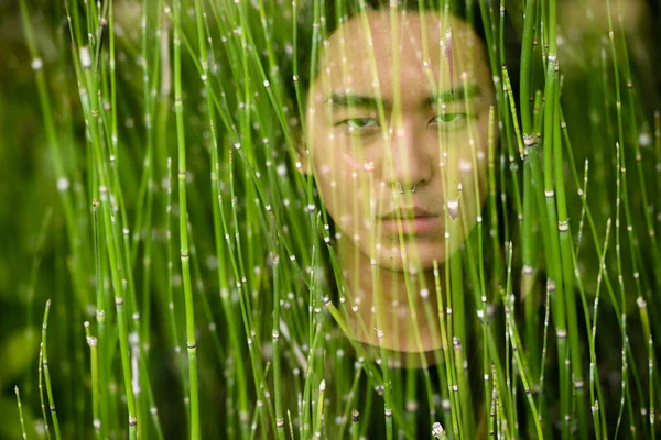 Portrait Jeune Homme Asiatique Aux Cheveux Longs Parc Plein Air — Photo