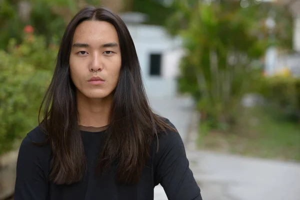 Portrait Jeune Homme Asiatique Aux Cheveux Longs Parc Plein Air — Photo