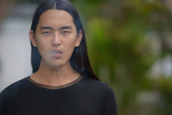 Portrait Jeune Homme Asiatique Aux Cheveux Longs Parc Plein Air — Photo