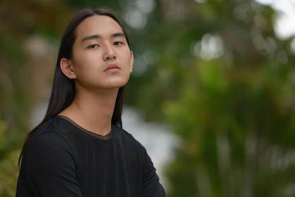 Portrait Jeune Homme Asiatique Aux Cheveux Longs Parc Plein Air — Photo