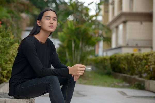 Porträt Eines Jungen Asiaten Mit Langen Haaren Park — Stockfoto