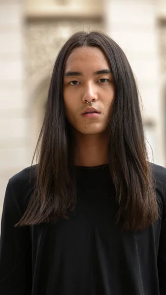 Portrait Jeune Homme Asiatique Aux Cheveux Longs Dans Les Rues — Photo