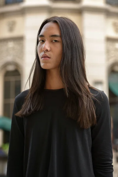Портрет Молодого Азиата Длинными Волосами Улицах Города Открытом Воздухе — стоковое фото