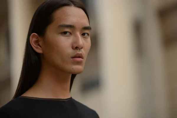 Portrait Jeune Homme Asiatique Aux Cheveux Longs Dans Les Rues — Photo