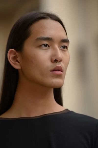 Portrait Jeune Homme Asiatique Aux Cheveux Longs Dans Les Rues — Photo