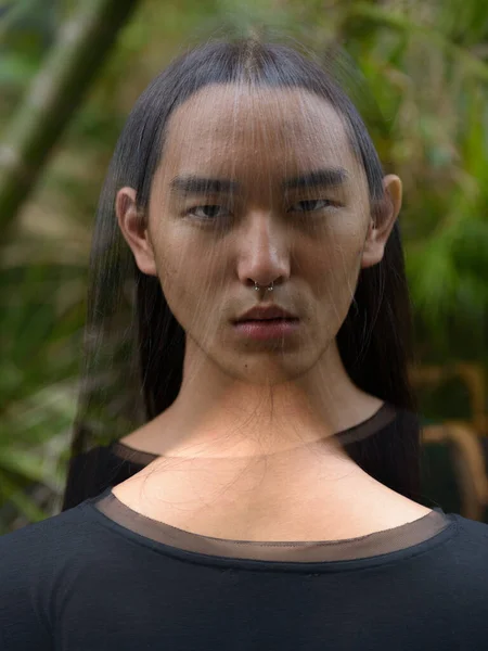 Portret Van Een Jonge Aziatische Man Met Lang Haar Het — Stockfoto