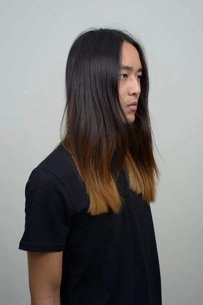 Uzun Saçlı Gri Arkaplanlı Asyalı Genç Adamın Stüdyo Fotoğrafı — Stok fotoğraf