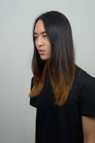 Estudio Disparo Joven Asiático Hombre Con Pelo Largo Sobre Fondo —  Fotos de Stock