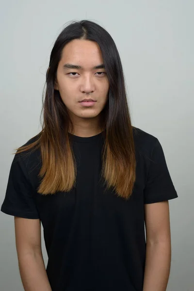 Estudio Disparo Joven Asiático Hombre Con Pelo Largo Sobre Fondo —  Fotos de Stock