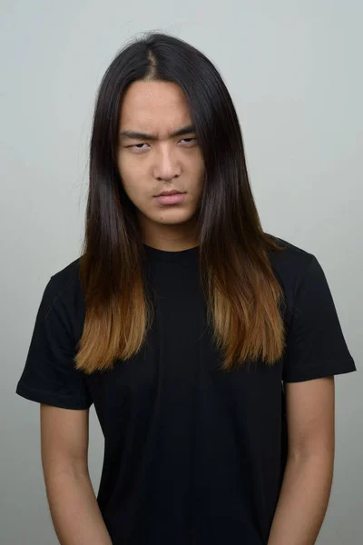 Estúdio Tiro Jovem Asiático Homem Com Cabelos Longos Contra Fundo — Fotografia de Stock