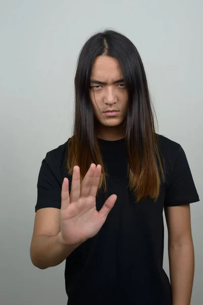 Studio Shot Jeune Homme Asiatique Aux Cheveux Longs Sur Fond — Photo