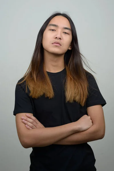 스튜디오에서 배경에 머리를 아시아 청년을 — 스톡 사진