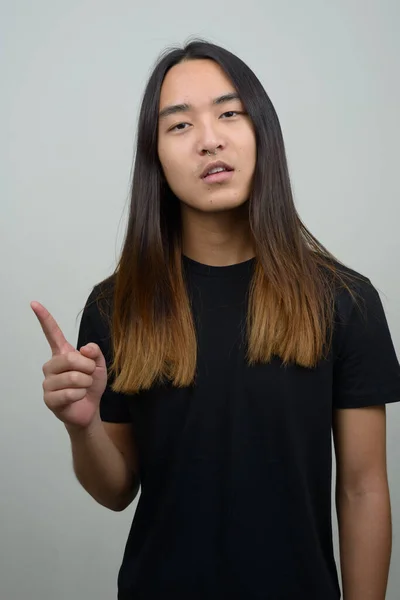 Studio Shot Jeune Homme Asiatique Aux Cheveux Longs Sur Fond — Photo