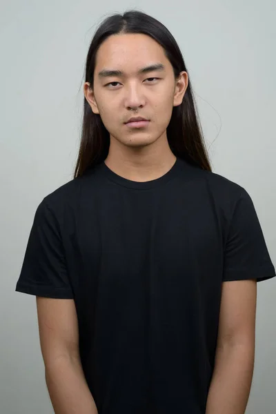 Зйомки Молодого Азіатського Чоловіка Довгим Волоссям Сірому Фоні — стокове фото