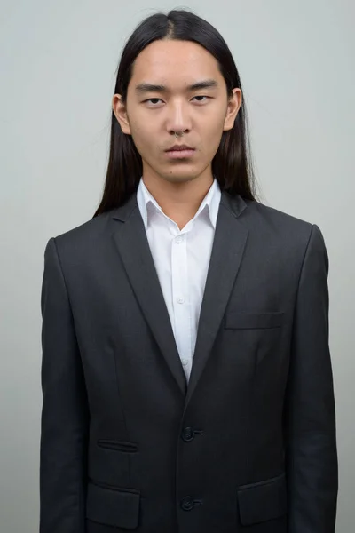 Jovem empresário asiático com cabelos longos no terno — Fotografia de Stock
