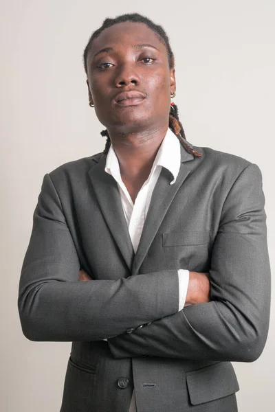 Junger gutaussehender afrikanischer Geschäftsmann mit Dreadlocks und verschränkten Armen — Stockfoto