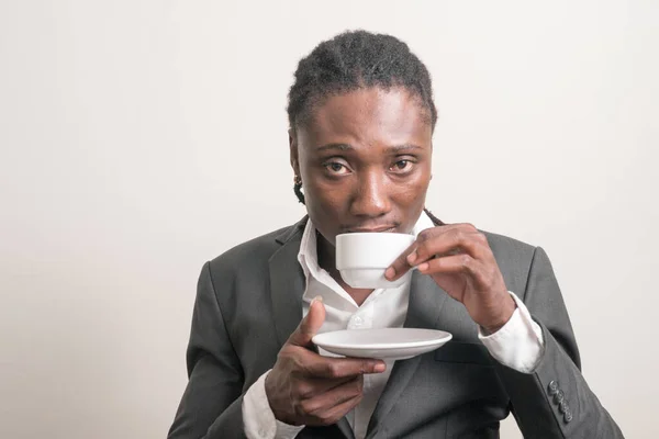 Joven hombre de negocios africano guapo con rastas beber café — Foto de Stock