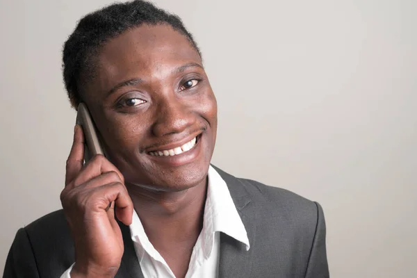 레게 머리를 하고 전화 통화를 하는 행복 한 젊고 잘생긴 아프리카 사업가의 얼굴 — 스톡 사진