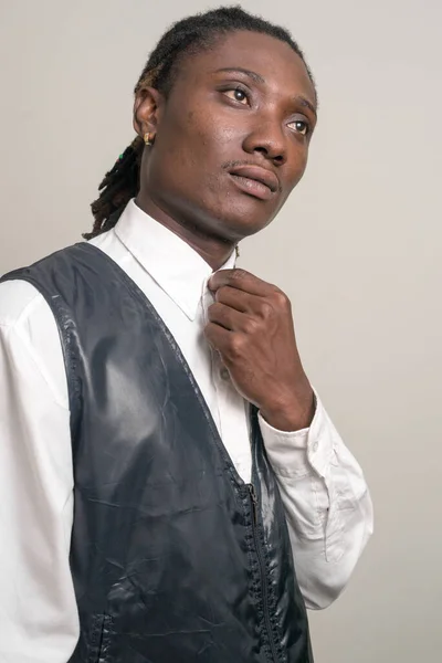 Portré fiatal jóképű afrikai üzletember raszta gondolkodás — Stock Fotó