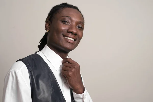 Cara de joven y feliz hombre de negocios africano guapo con rastas sonriendo — Foto de Stock