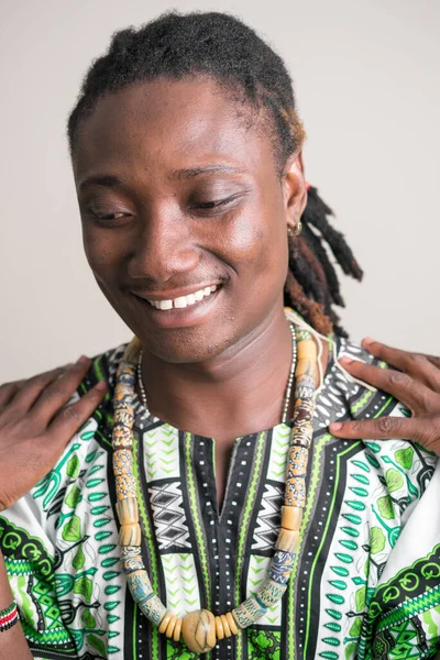 전통적 인 옷차림을 하고 있는 행복 한 젊고 잘생긴 아프리카 남자의 얼굴 — 스톡 사진