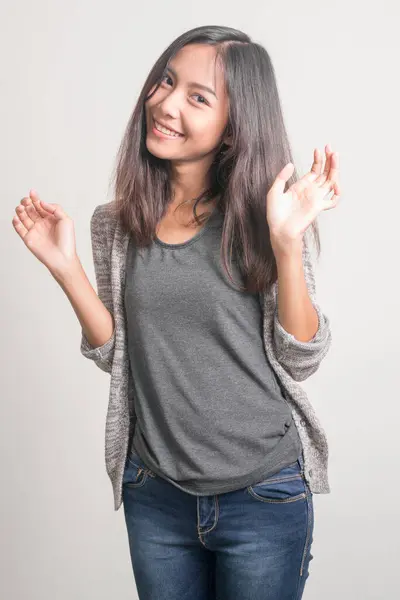 Feliz joven hermosa asiática adolescente agitando la mano — Foto de Stock