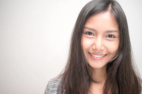 Ansikte på glad ung vacker asiatisk tonåring flicka ler — Stockfoto