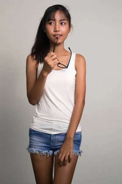 Tineri frumos asiatic adolescenta fata gândire și musca ochelari de vedere — Fotografie, imagine de stoc