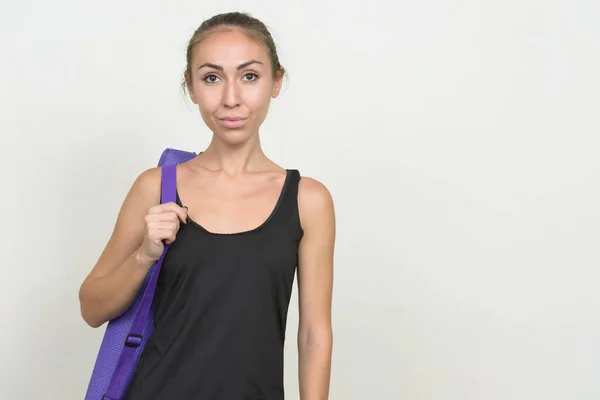 Yoga minderli genç bir kadının portresi spor salonuna hazır. — Stok fotoğraf