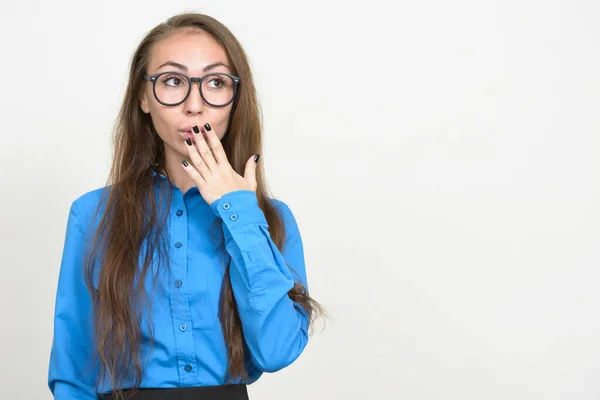 Porträtt av ung affärskvinna med glasögon ser chockad — Stockfoto
