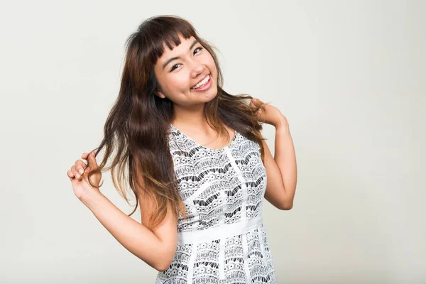 Beyaz Arka Planda Genç Güzel Asyalı Bir Kadının Stüdyo Çekimi — Stok fotoğraf