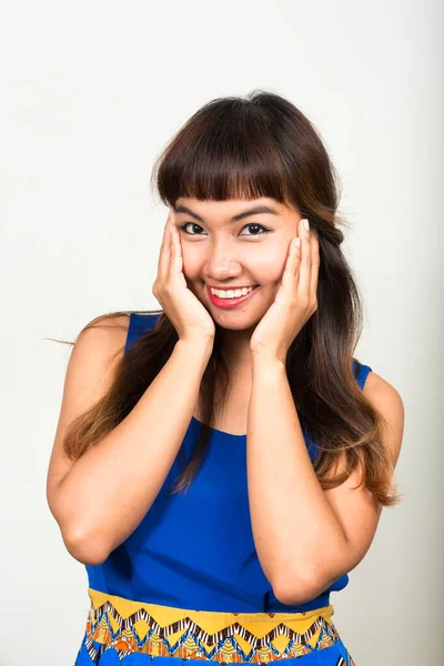 Studio Skott Ung Vacker Asiatisk Kvinna Mot Vit Bakgrund — Stockfoto