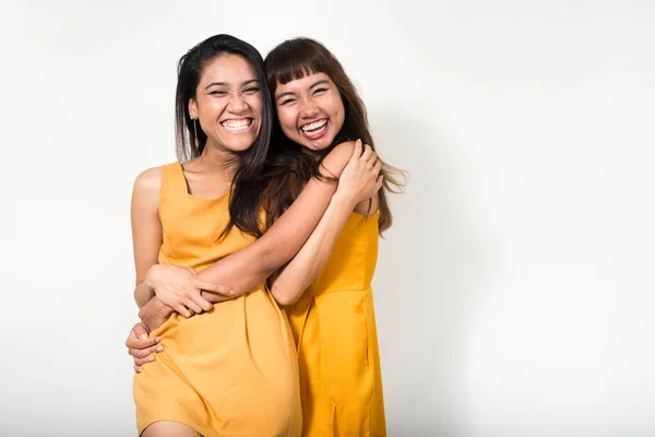 Студийный Снимок Двух Молодых Азиатских Женщин Вместе Белом Фоне — стоковое фото