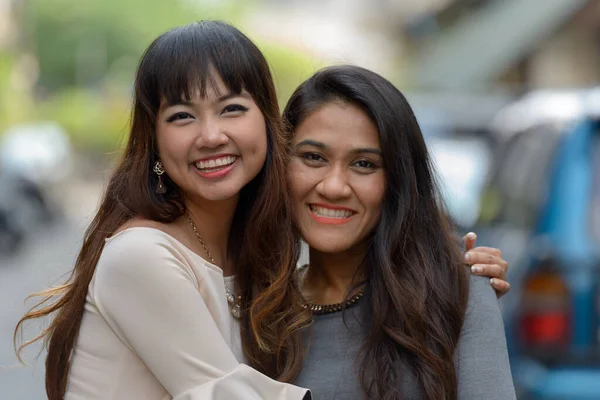 Portrait Two Young Asian Businesswomen Together City Outdoors —  Fotos de Stock