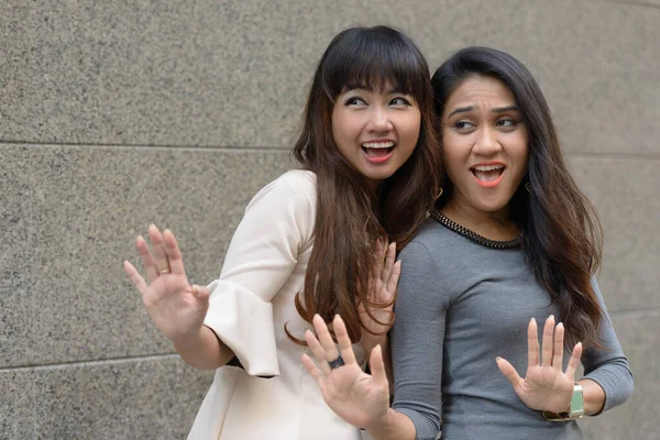 Portrait Two Young Asian Businesswomen Together City Outdoors — 스톡 사진