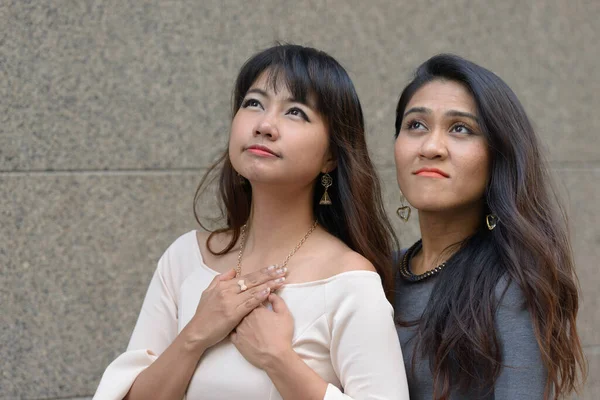 Portrait Two Young Asian Businesswomen Together City Outdoors — Fotografia de Stock