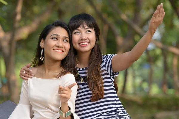 Portrait Two Young Asian Women Together Relaxing Park Outdoors — Foto Stock