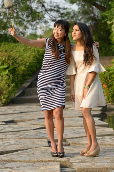 Portrait Two Young Asian Women Together Relaxing Park Outdoors — Stock Photo, Image